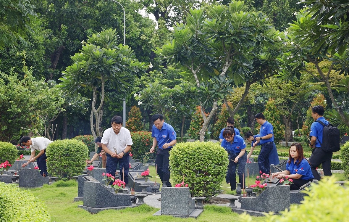 Đoàn Thanh niên PVFCCo dâng hương tưởng niệm các anh hùng liệt sỹ