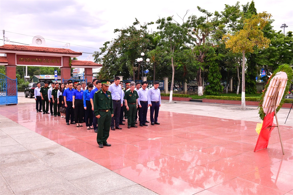 Ban lãnh đạo và các CBCNV BSR thực hiện nghi thức dâng hương tại đài tưởng niệm các anh hùng liệt sĩ nhân Ngày Thương binh – Liệt sĩ