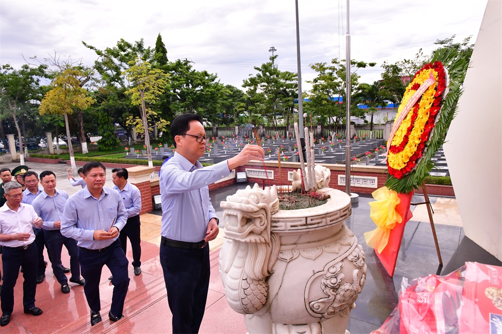 Ban lãnh đạo và NLĐ BSR dâng hương, tri ân các anh hùng liệt sĩ ở Nghĩa trang liệt sĩ huyện Bình Sơn.