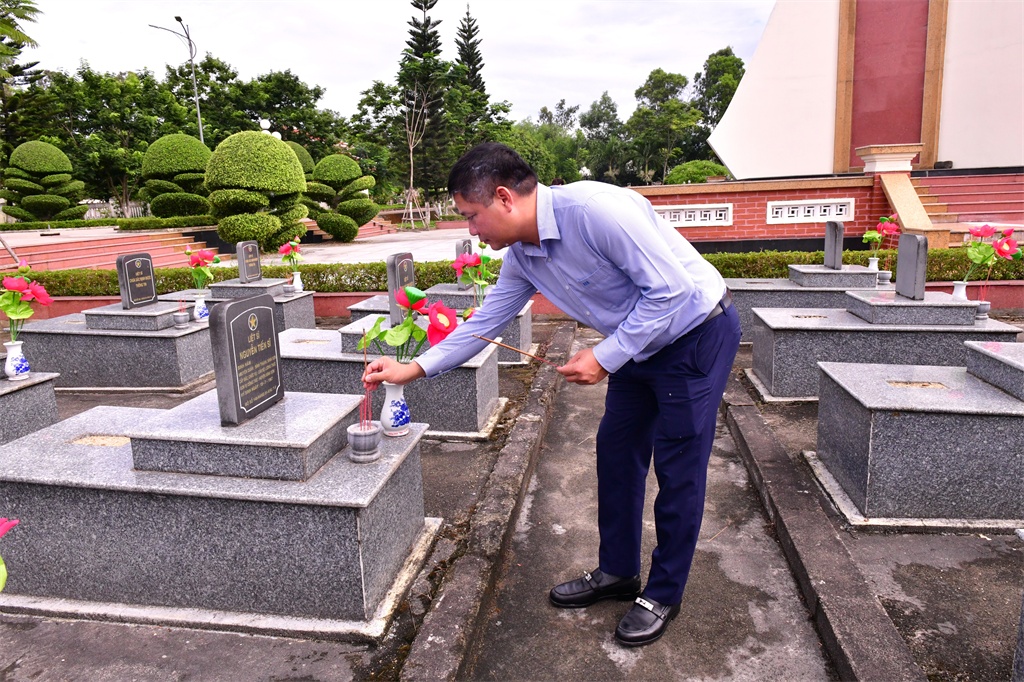 BSR dâng hương tri ân các anh hùng liệt sĩ tại nghĩa trang liệt sĩ huyện Bình Sơn