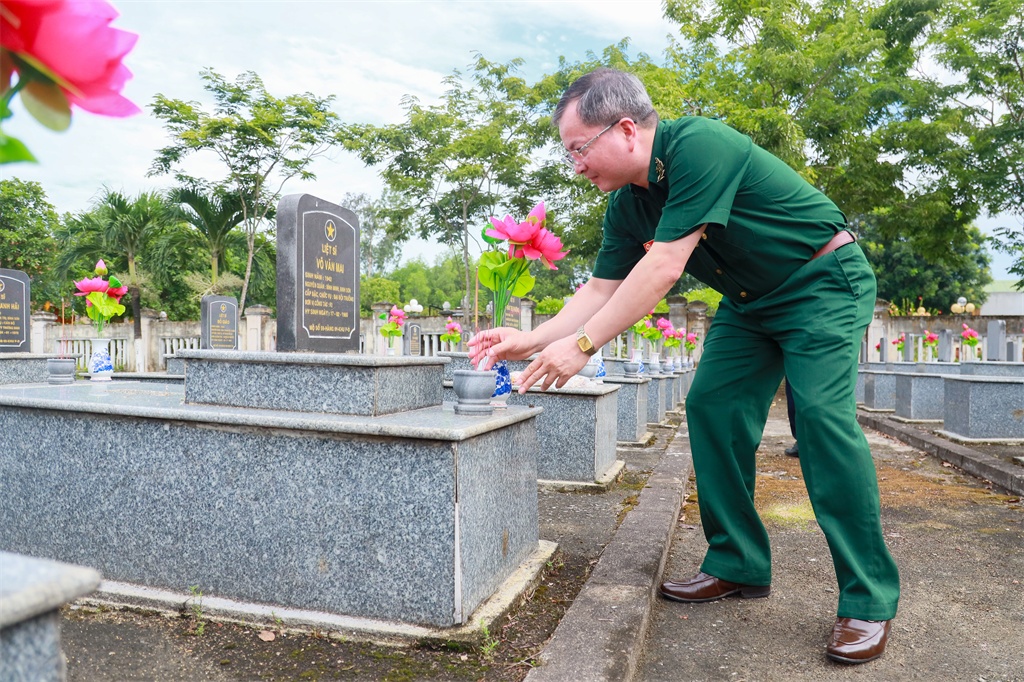 BSR dâng hương tri ân các anh hùng liệt sĩ tại nghĩa trang liệt sĩ huyện Bình Sơn