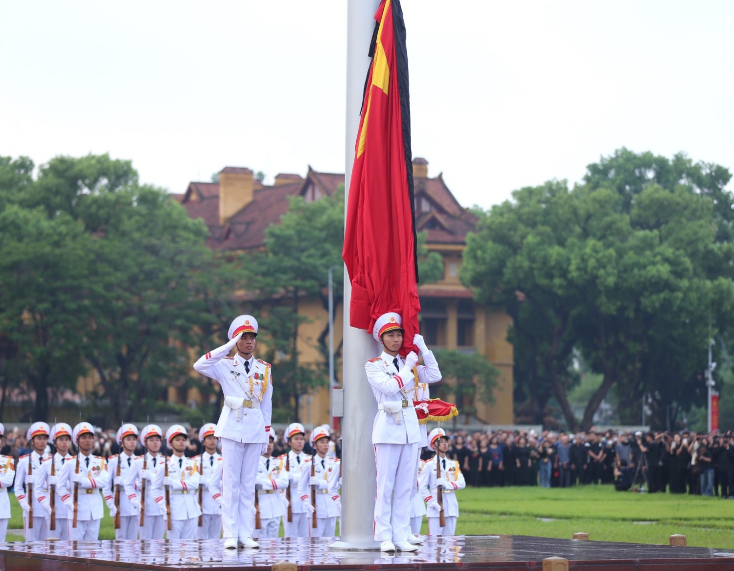 Lễ thượng cờ rủ Quốc tang Tổng Bí thư Nguyễn Phú Trọng diễn ra sáng sớm ngày 25/7 tại Quảng trường Ba Đình, Hà Nội