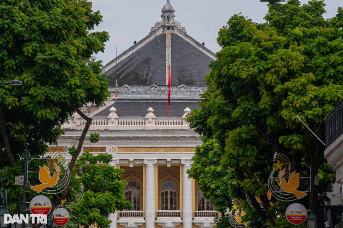 Tại khu vực trước Nhà hát lớn Hà Nội cũng thực hiện việc treo cờ rủ tưởng nhớ Tổng Bí thư Nguyễn Phú Trọng.