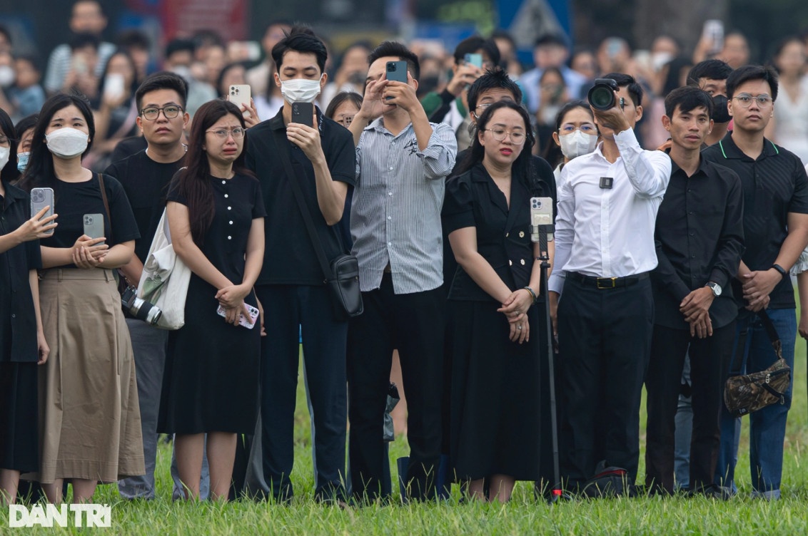 Một số người dân nghẹn ngào, xúc động khi chứng kiến Lễ thượng cờ rủ tưởng nhớ Tổng Bí thư Nguyễn Phú Trọng.