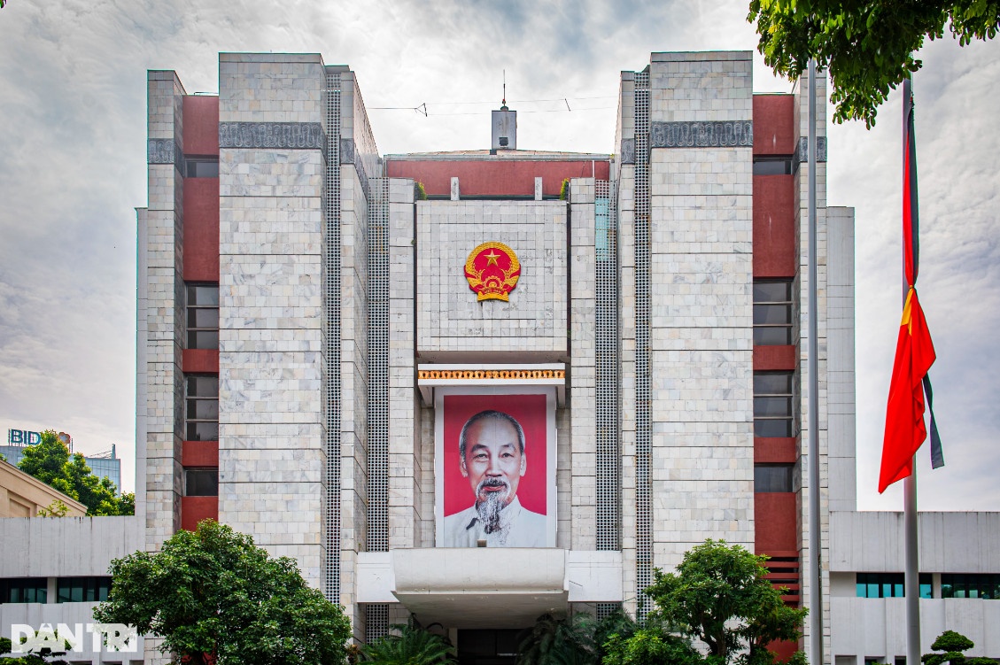 Lá cờ đỏ sao vàng được buộc băng đen treo trước cửa trụ sở Hội đồng nhân dân và Ủy ban nhân dân TP Hà Nội.