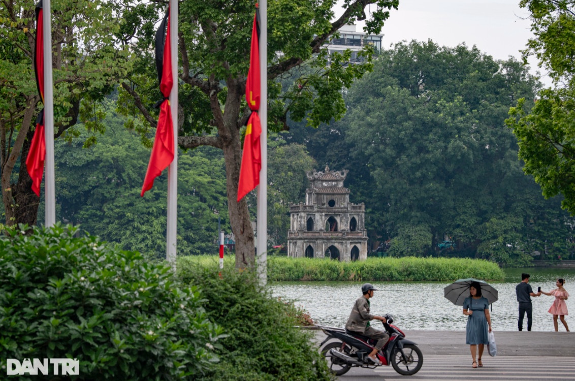 Xung quanh Hồ Hoàn Kiếm, trước cửa khu vực tượng đài Lý Thái Tổ đồng loạt treo cờ rủ.