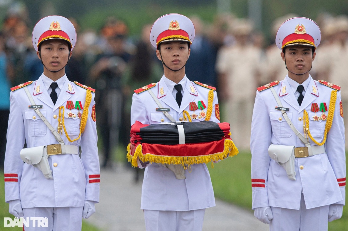 Đội tiêu binh Bộ Tư lệnh bảo vệ Lăng Chủ tịch Hồ Chí Minh mang theo lá cờ được gắn dải băng tang.