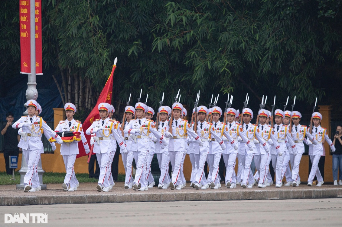 Đội tiêu binh danh dự, Đoàn 275, Bộ Tư lệnh Bảo vệ Lăng Chủ tịch Hồ Chí Minh được giao thực hiện nghi lễ thượng cờ rủ.