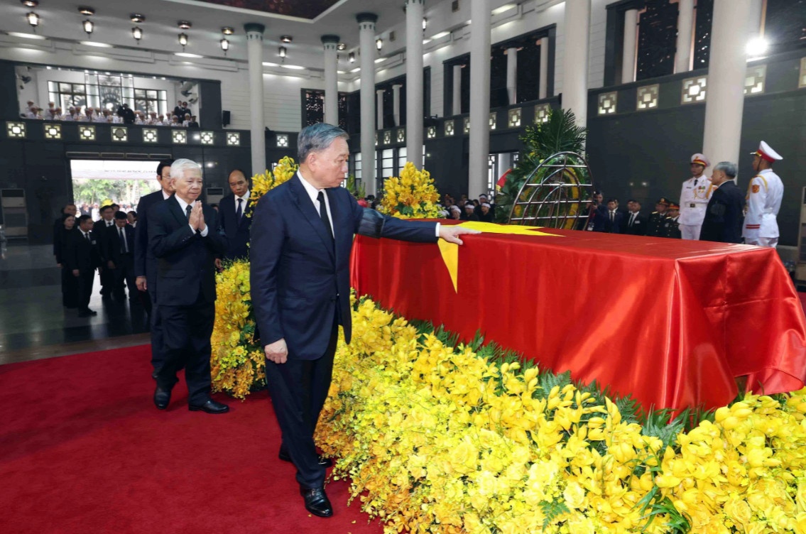 Chủ tịch nước Tô Lâm cùng các lãnh đạo, nguyên lãnh đạo Đảng, Nhà nước đi vòng quanh linh cữu Tổng Bí thư Nguyễn Phú Trọng.