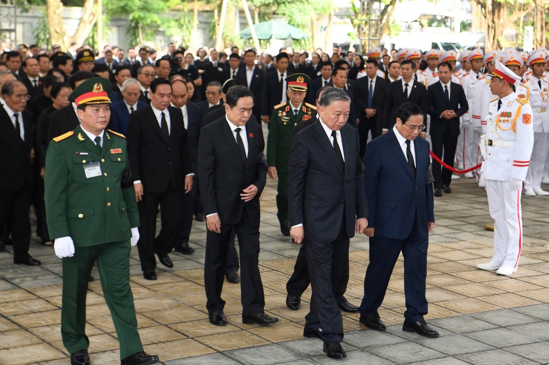 Đoàn Ban Chấp hành Trung ương Đảng Cộng sản Việt Nam do Chủ tịch nước Tô Lâm dẫn đầu vào kính viếng Tổng Bí thư Nguyễn Phú Trọng.