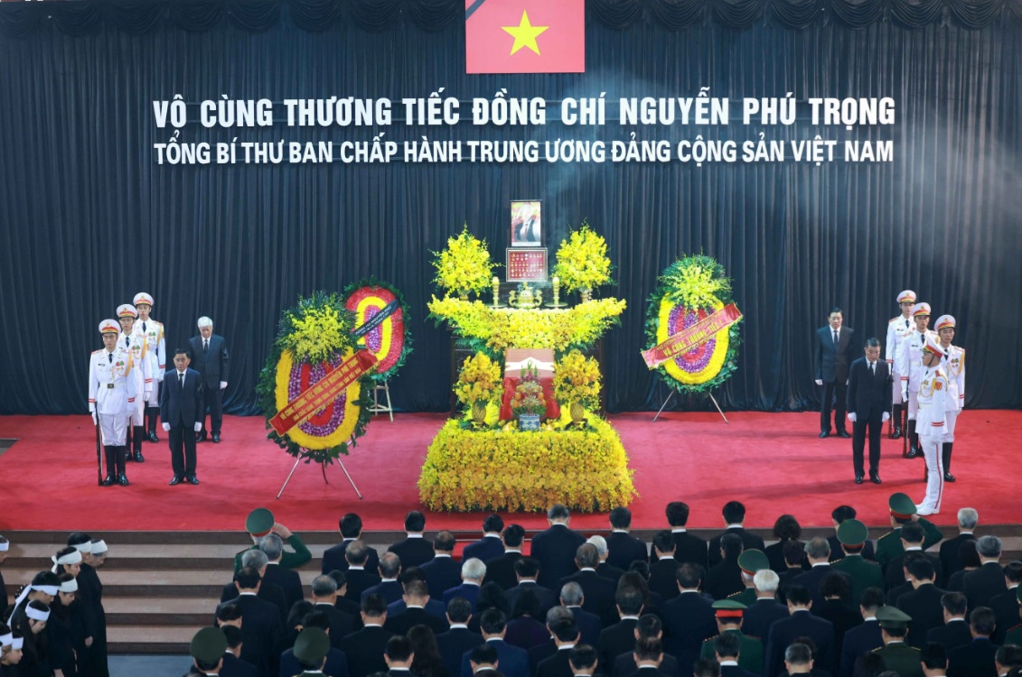 Các lãnh đạo, nguyên lãnh đạo Ban Chấp hành Trung ương Đảng Cộng sản Việt Nam dành một phút tưởng nhớ Tổng Bí thư trước khi đến động viên và chia buồn cùng gia quyến.