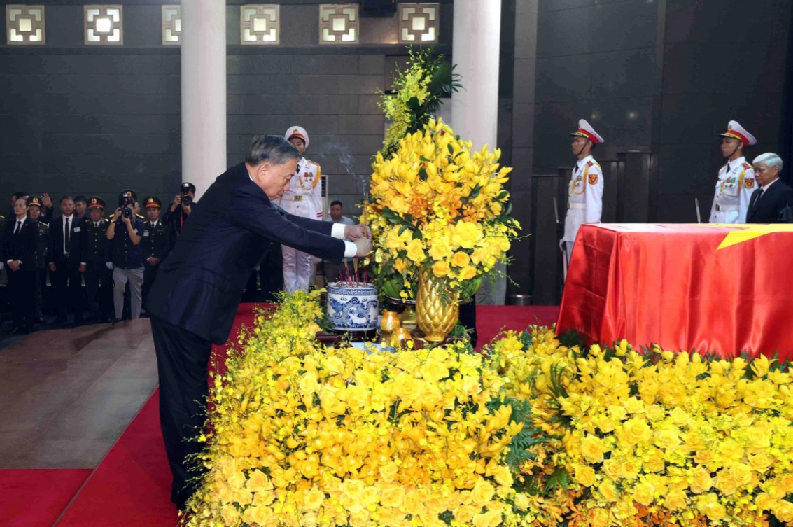 Chủ tịch nước Tô Lâm thắp hương trước ban thờ Tổng Bí thư Nguyễn Phú Trọng.
