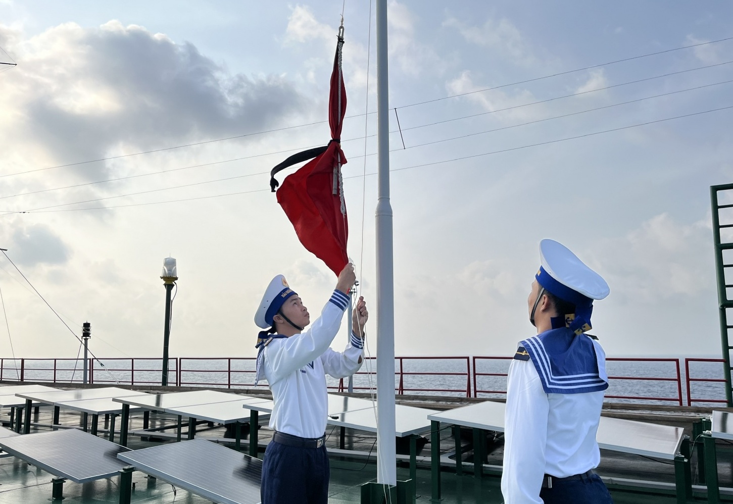 Lễ treo cờ rủ Quốc tang Tổng Bí thư Nguyễn Phú Trọng tại Trường Sa và Nhà giàn DK1