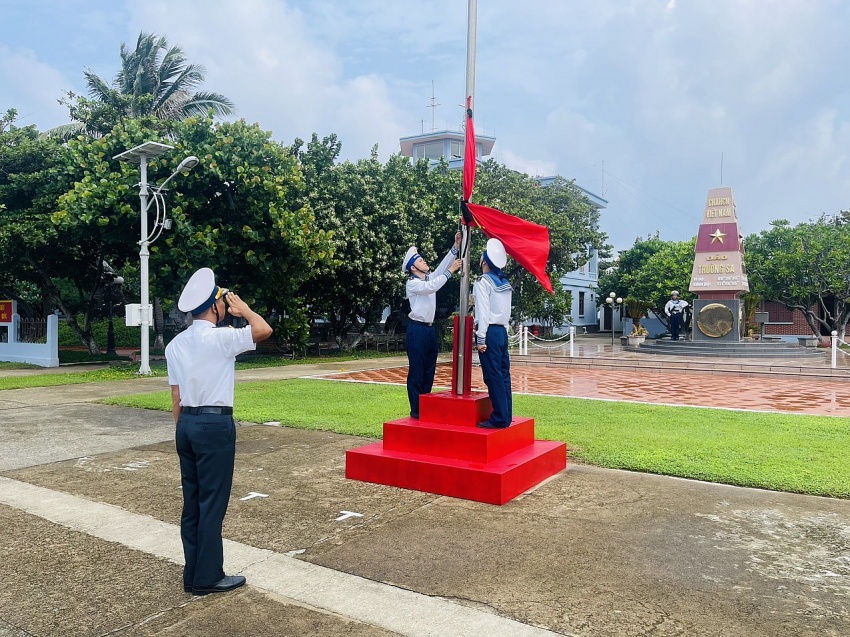 Lễ treo cờ rủ Quốc tang Tổng Bí thư Nguyễn Phú Trọng tại Trường Sa và Nhà giàn DK1