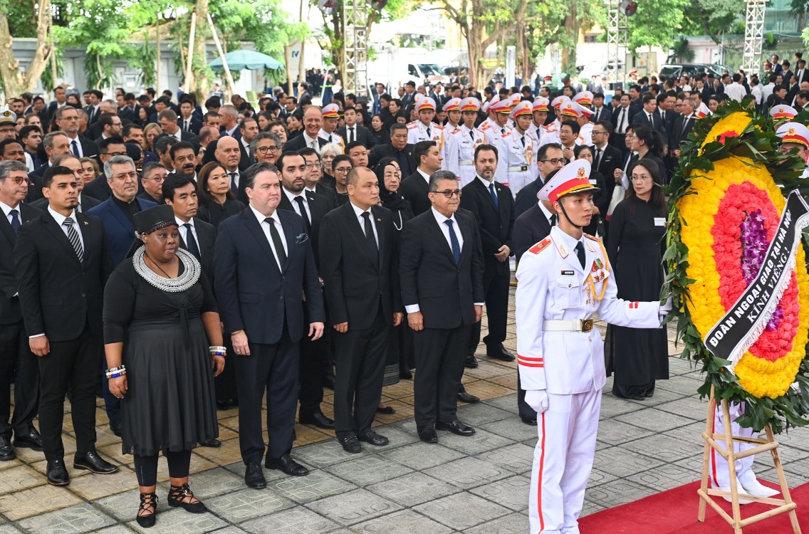 Đoàn Ngoại giao tại Hà Nội gồm Đại sứ các nước tại Việt Nam, vào viếng Tổng Bí thư Nguyễn Phú Trọng (Ảnh: Báo Nhân Dân).
