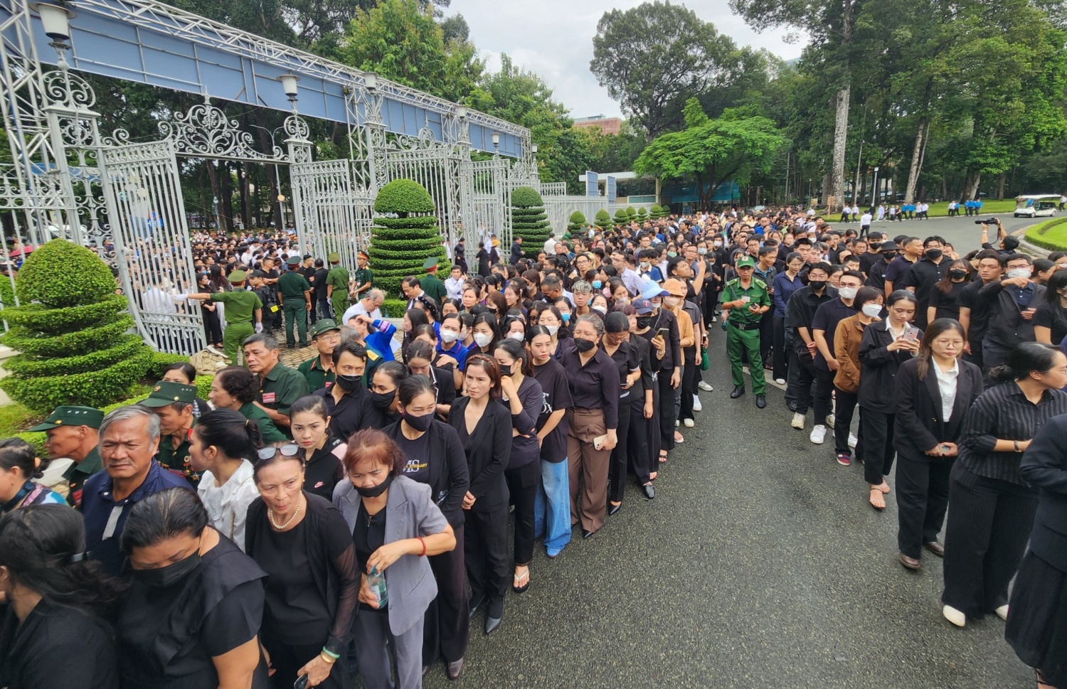 TP HCM: Dòng người xếp hàng dài chờ vào viếng Tổng Bí thư Nguyễn Phú Trọng