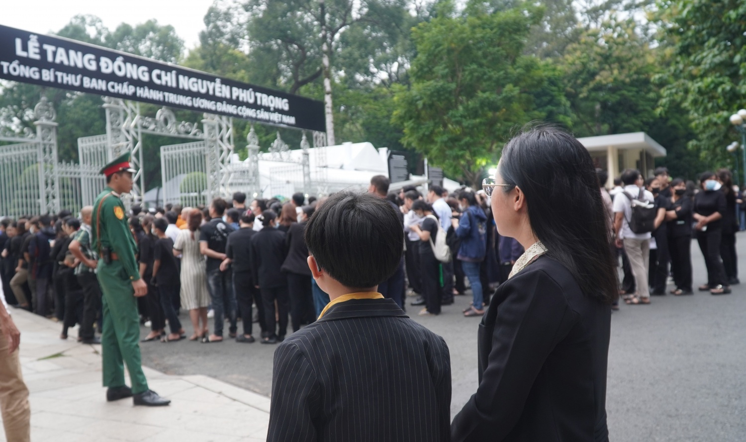 TP HCM: Dòng người xếp hàng dài chờ vào viếng Tổng Bí thư Nguyễn Phú Trọng