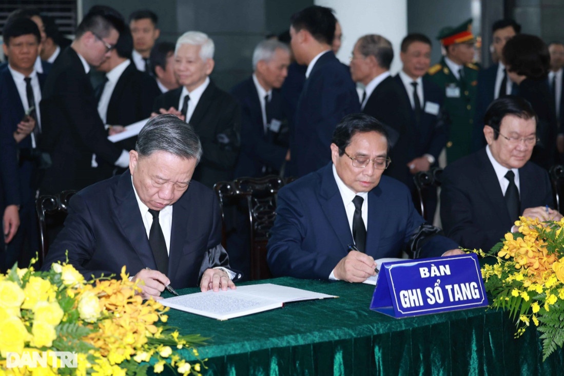 Chủ tịch nước Tô Lâm và Thủ tướng Phạm Minh Chính viết sổ tang tại tang lễ Tổng Bí thư Nguyễn Phú Trọng (Ảnh: Thành Đông).