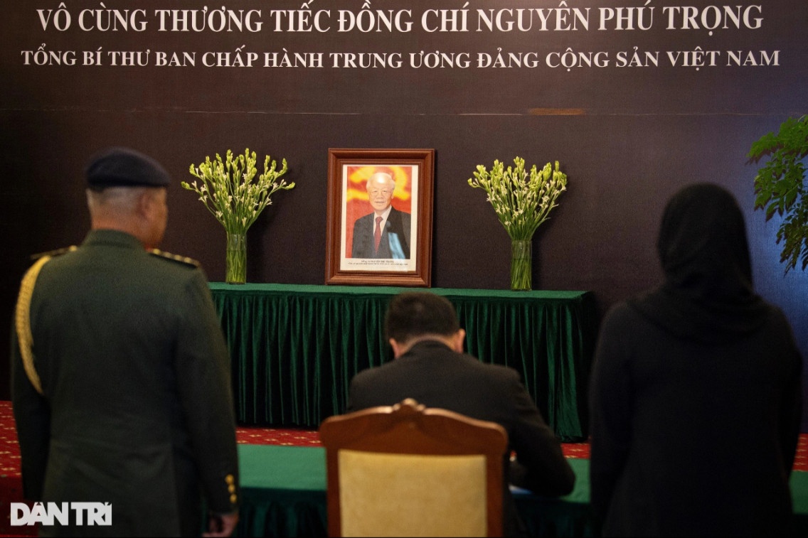 Đại sứ các nước viết sổ tang tưởng nhớ Tổng Bí thư Nguyễn Phú Trọng