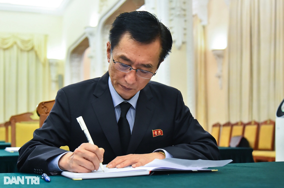 Đại sứ các nước viết sổ tang tưởng nhớ Tổng Bí thư Nguyễn Phú Trọng