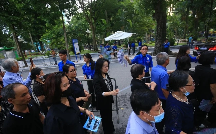 Hình ảnh người dân nghẹn ngào tiễn biệt Tổng Bí thư Nguyễn Phú Trọng