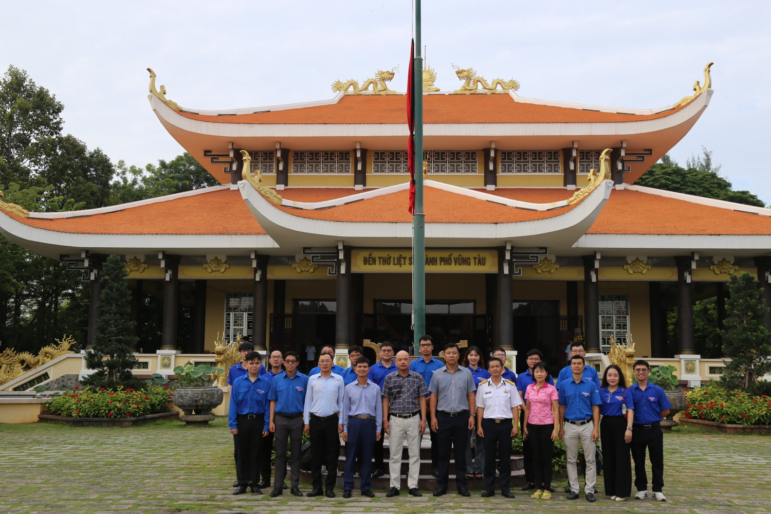 Đoàn chụp hình lưu niệm trước Đền thờ Liệt sĩ thành phố Vũng Tàu
