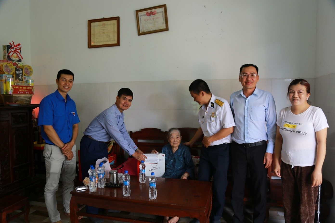 Đoàn thăm hỏi tặng quà mẹ Việt Nam anh hùng Nguyễn Thị Lưỡng 91 tuổi, tại phường Phước Nguyên, thành phố Bà Rịa.