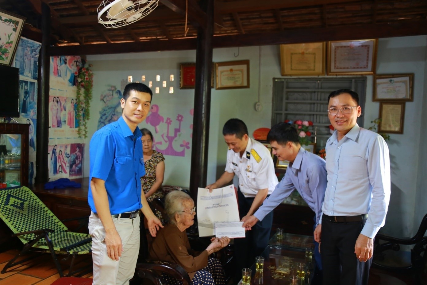 Đoàn thăm hỏi tặng quà mẹ Việt Nam anh hùng Trần Thị Đường 96 tuổi, tại xã Hòa Long, thành phố Bà Rịa