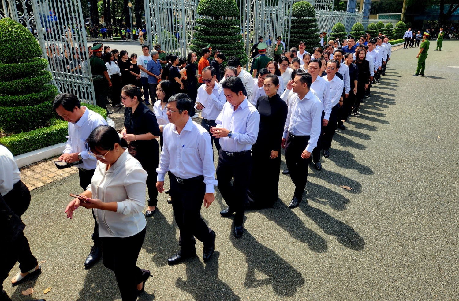 TP HCM: Người dân đội nắng chờ viếng Tổng Bí thư Nguyễn Phú Trọng