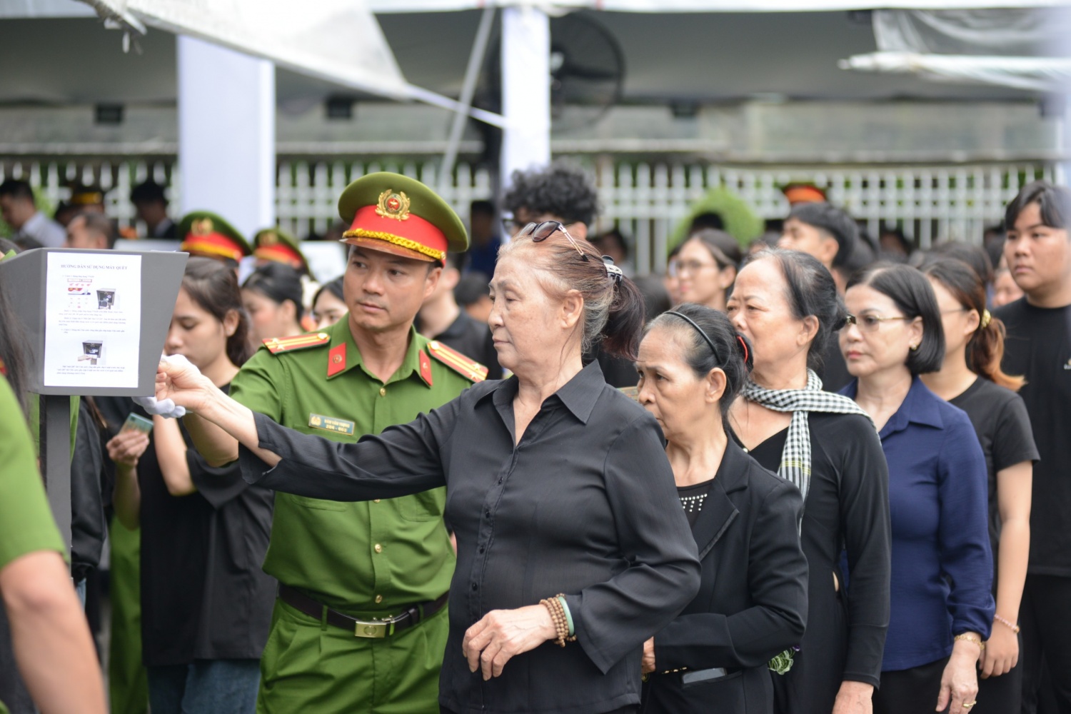 TP HCM: Người dân đội nắng chờ viếng Tổng Bí thư Nguyễn Phú Trọng