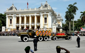 Hình ảnh đoàn xe đưa linh cữu Tổng Bí thư di chuyển trên đường phố Hà Nội