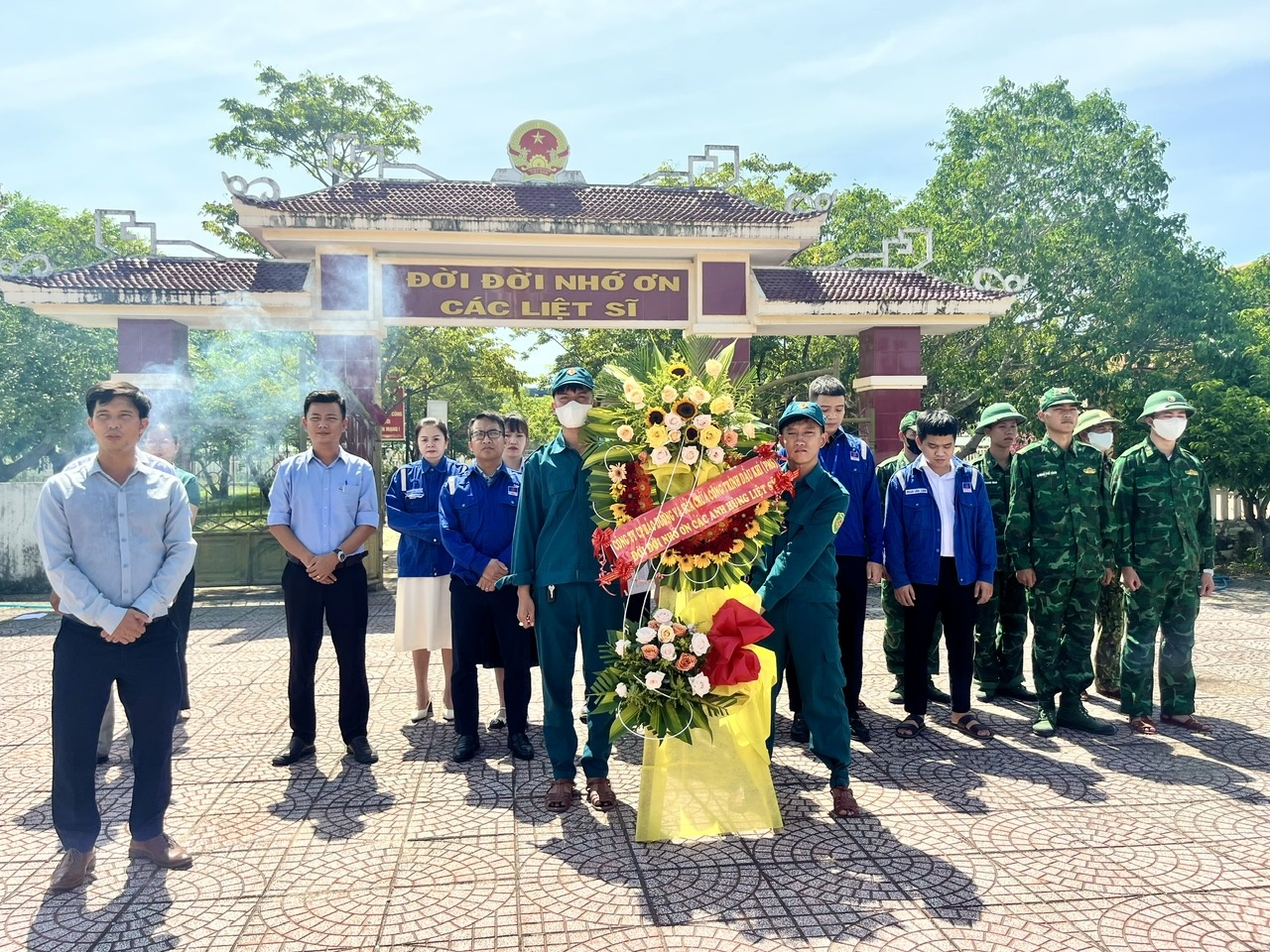 Lãnh đạo và người lao động PMS tổ chức lễ dâng hương các anh hùng, liệt sĩ tại Nghĩa trang liệt sĩ xã Bình Thuận.