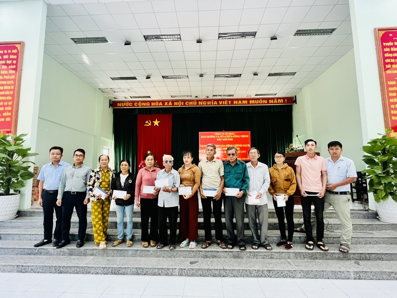 Lãnh đạo và người lao động PMS thăm hỏi và tặng quà các gia đình liệt sĩ, chính sách tại xã Bình Thuận