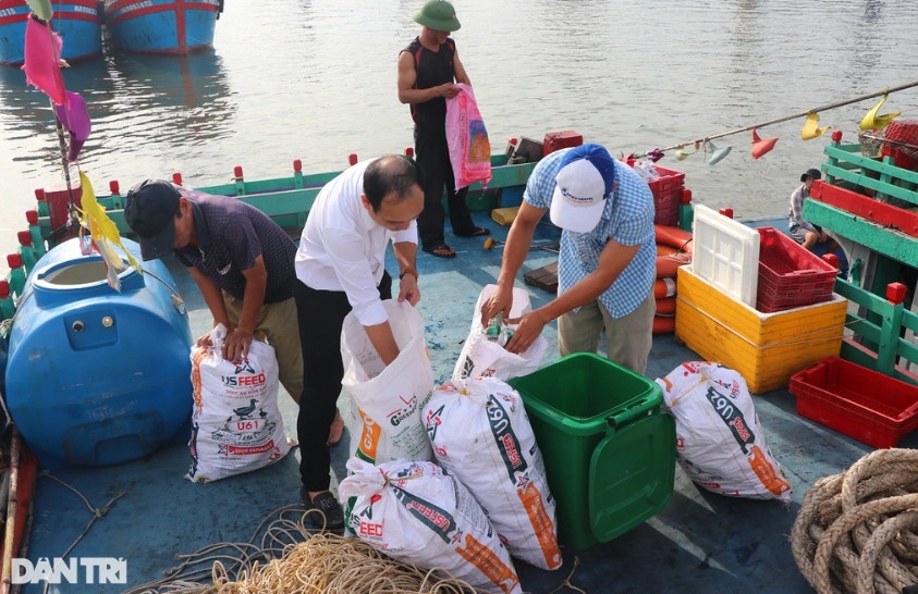 Mô hình thu gom rác thải tái chế đang lan tỏa trên các tàu cá của phường Nghi Thủy (Ảnh: Hoàng Lam).
