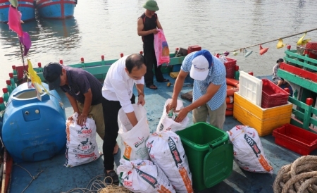 Hành động ít ai ngờ của ngư dân làm sạch trên biển, "ấm" trên bờ