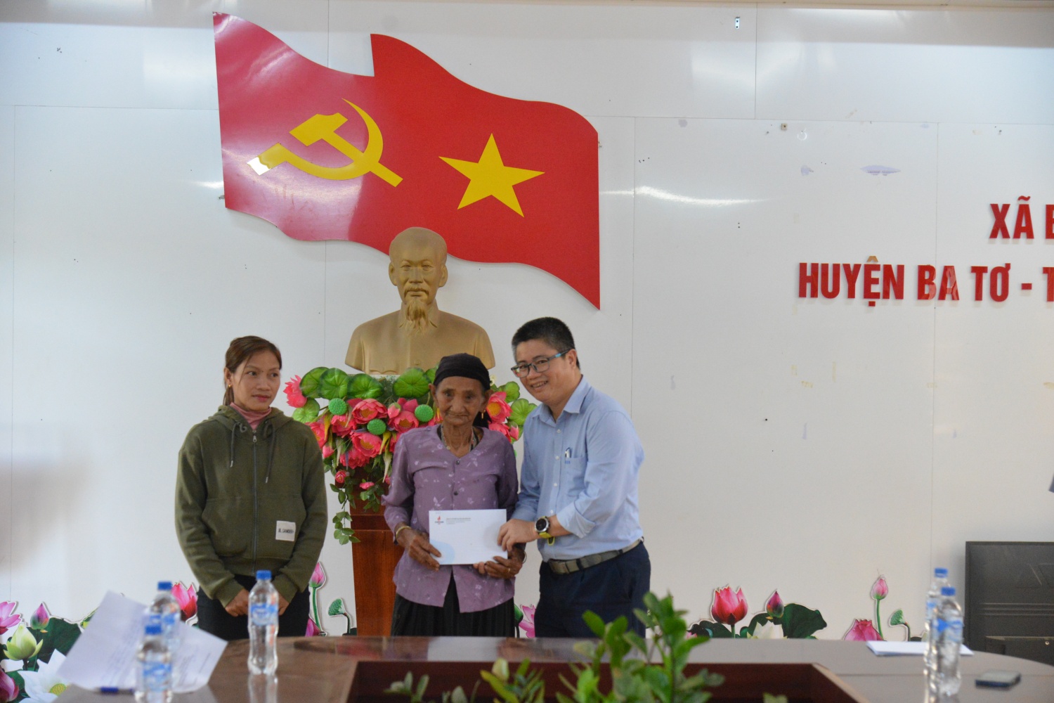 Chủ tịch Công đoàn cơ sở BSR Nguyễn Tấn Dũng trao quà tri ân Mẹ Việt Nam Anh hùng Đinh Thị Máy