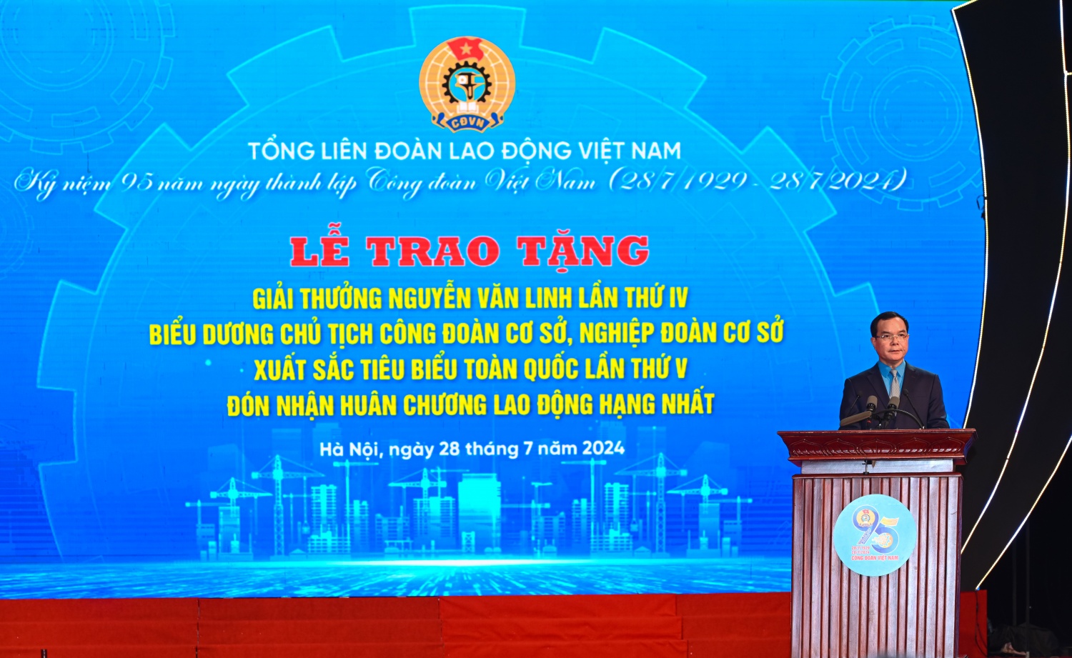 Chủ tịch Tổng Liên đoàn Lao động Việt Nam Nguyễn Đình Khang phát biểu tại buổi lễ.