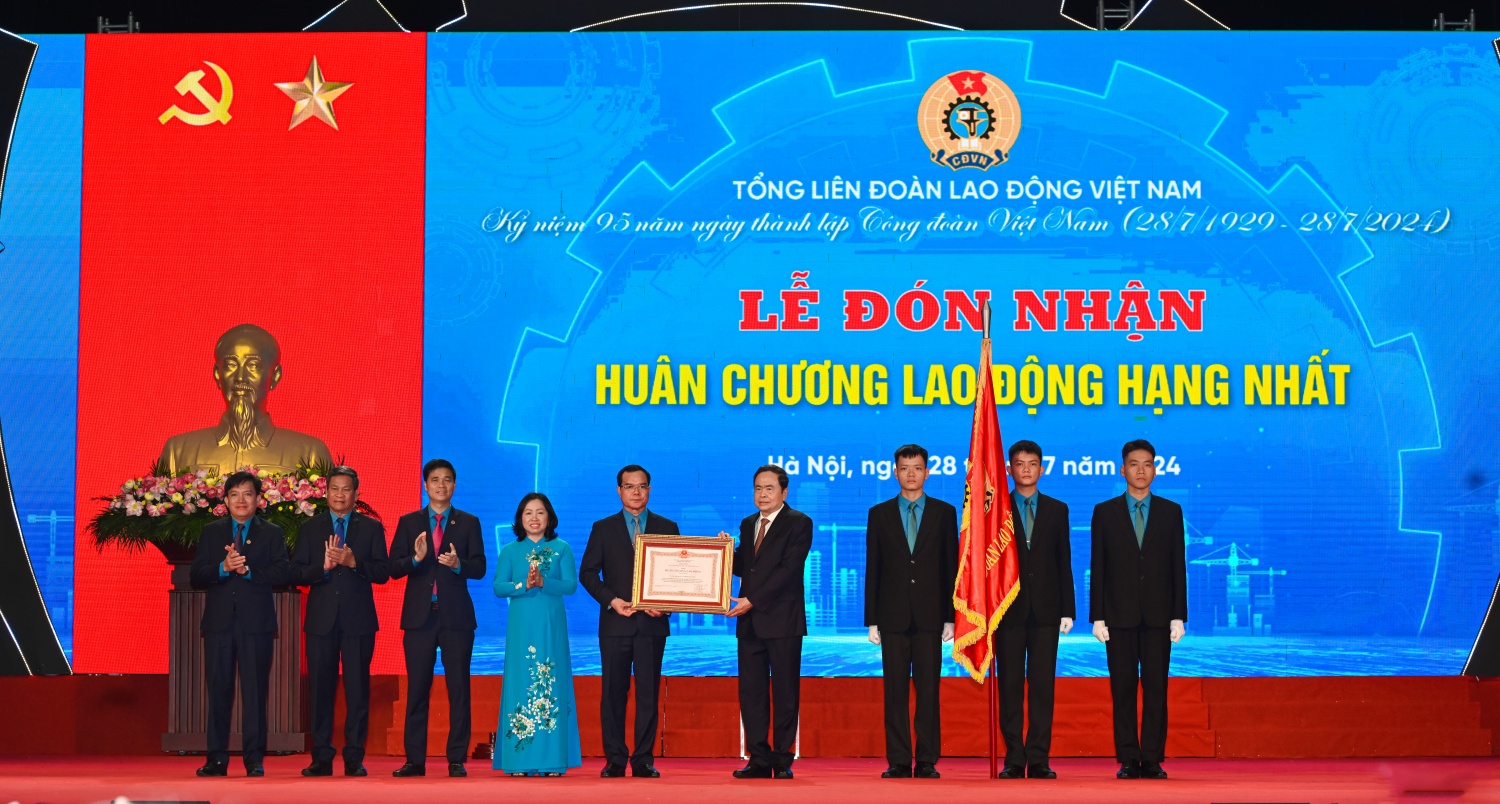 Chủ tịch Quốc hội Trần Thanh Mẫn trao Huân chương Lao động hạng Nhất cho Tổng Liên đoàn Lao động Việt Nam.