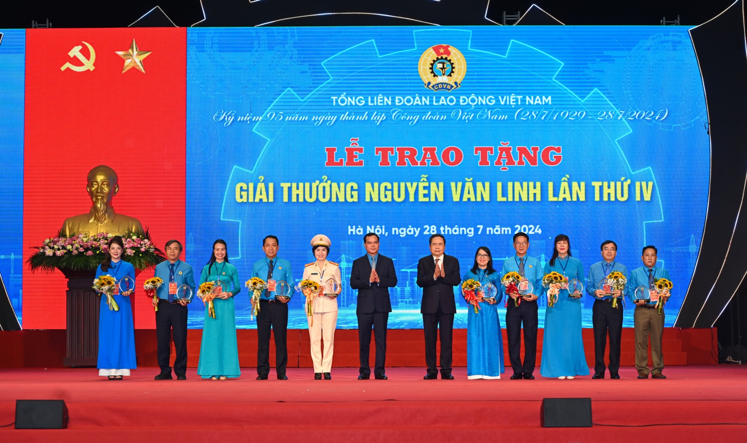 Chủ tịch Quốc hội Trần Thanh Mẫn và Chủ tịch Tổng Liên đoàn Lao động Việt Nam Nguyễn Đình Khang trao tặng “Giải thưởng Nguyễn Văn Linh” cho 10 gương mặt cán bộ công đoàn tiêu biểu.