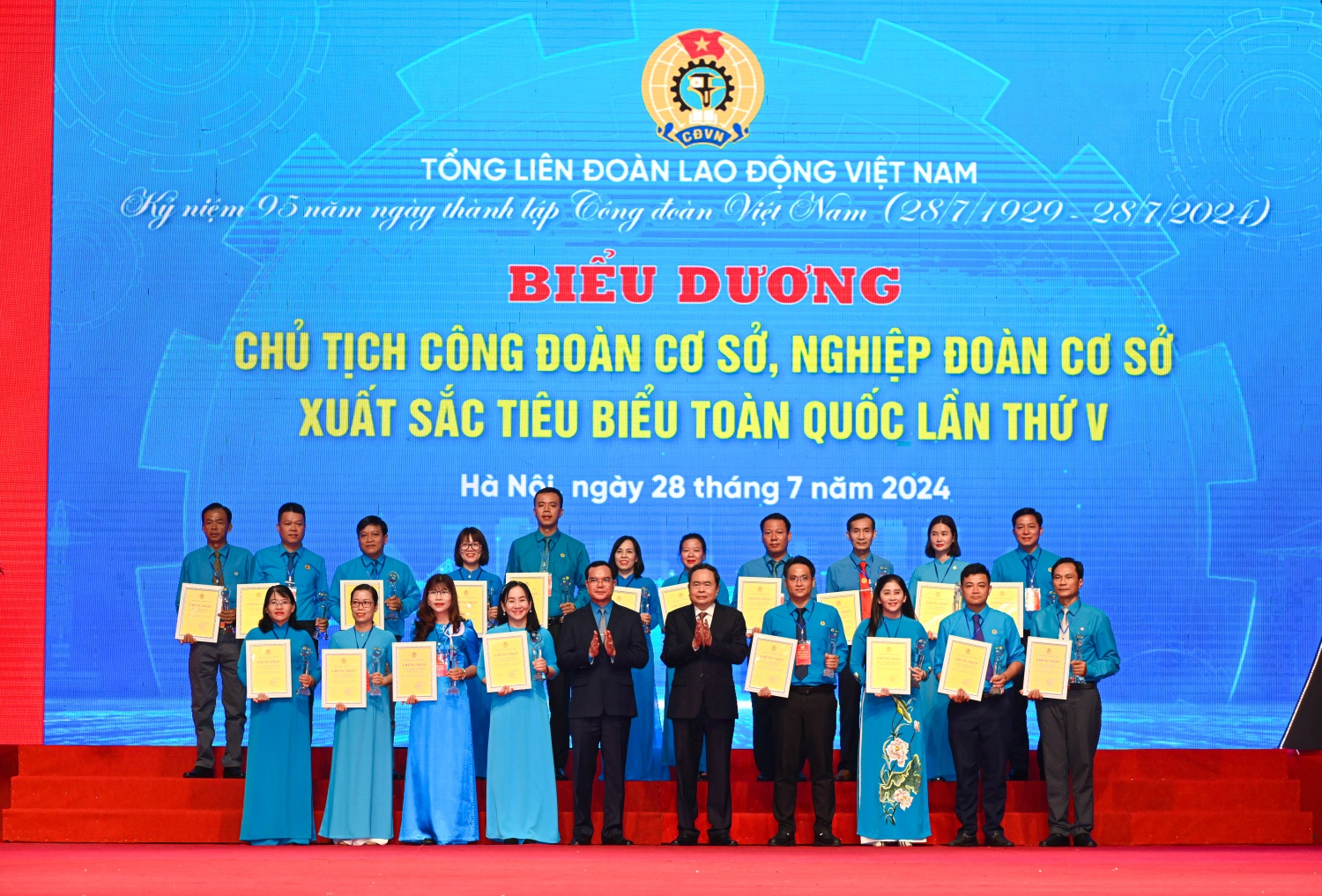 Chủ tịch Quốc hội Trần Thanh Mẫn và Chủ tịch Tổng Liên đoàn Lao động Việt Nam Nguyễn Đình Khang trao biểu trưng và chứng nhận cho các chủ tịch công đoàn cơ sở, nghiệp đoàn cơ sở xuất sắc toàn quốc.