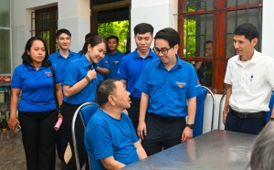Đoàn Thanh niên Tập đoàn thăm và tặng quà các thương, bệnh binh tại Ninh Bình và Hà Nam
