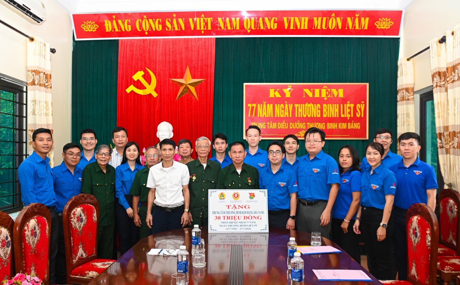 Đoàn Thanh niên Tập đoàn thăm và tặng quà các thương, bệnh binh tại Ninh Bình và Hà Nam