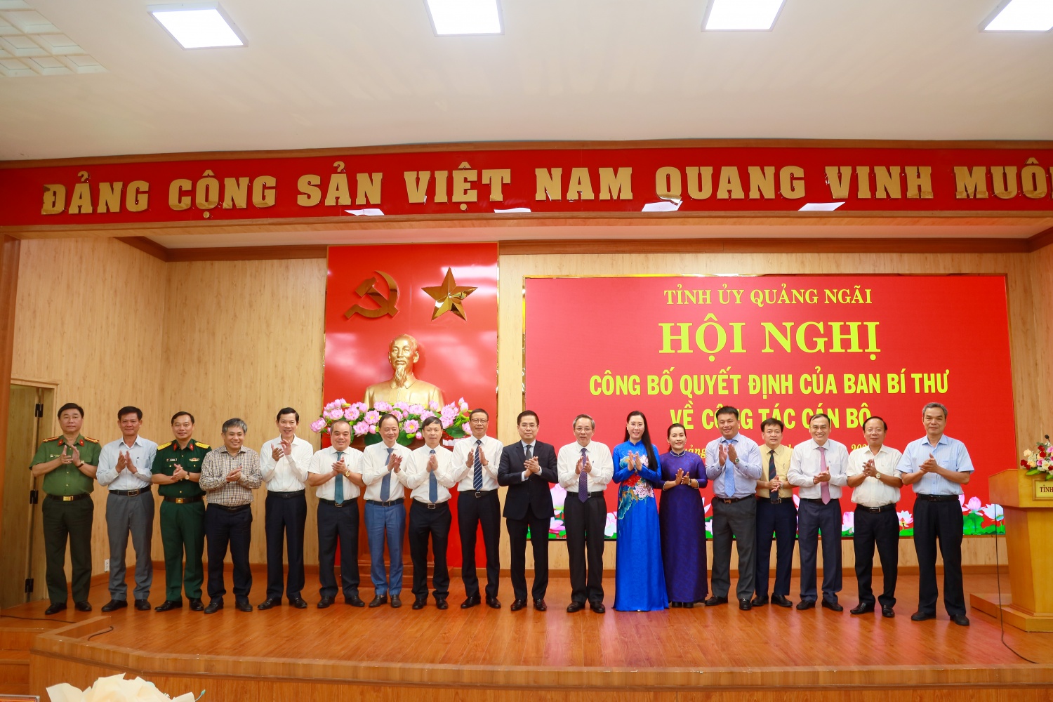 Các lãnh đạo tỉnh Quảng Ngãi chúc mừng đồng chí Nguyễn  Hoàng Giang.