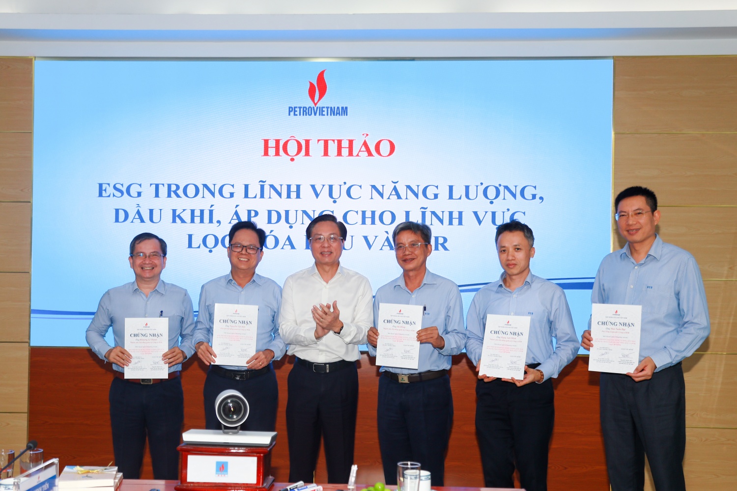 Đại diện Petrovietnam trao chứng nhận hoàn thành các mục tiêu liên quan đến ESG cho các đại biểu tham gia. Đại diện Petrovietnam trao chứng nhận hoàn thành các mục tiêu liên quan đến ESG cho các đại biểu tham gia.