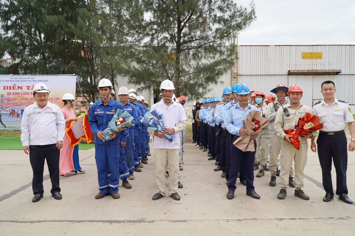 Ông Nguyễn Hồng Chiến, Phó Tổng giám đốc DQS (ngoài cùng bên trái) và ông Nguyễn Văn Minh (ngoài cùng bên phải), Phó Giám đốc Cảng vụ Hàng Hải tặng hoa cho các đơn vị tham gia diễn tập