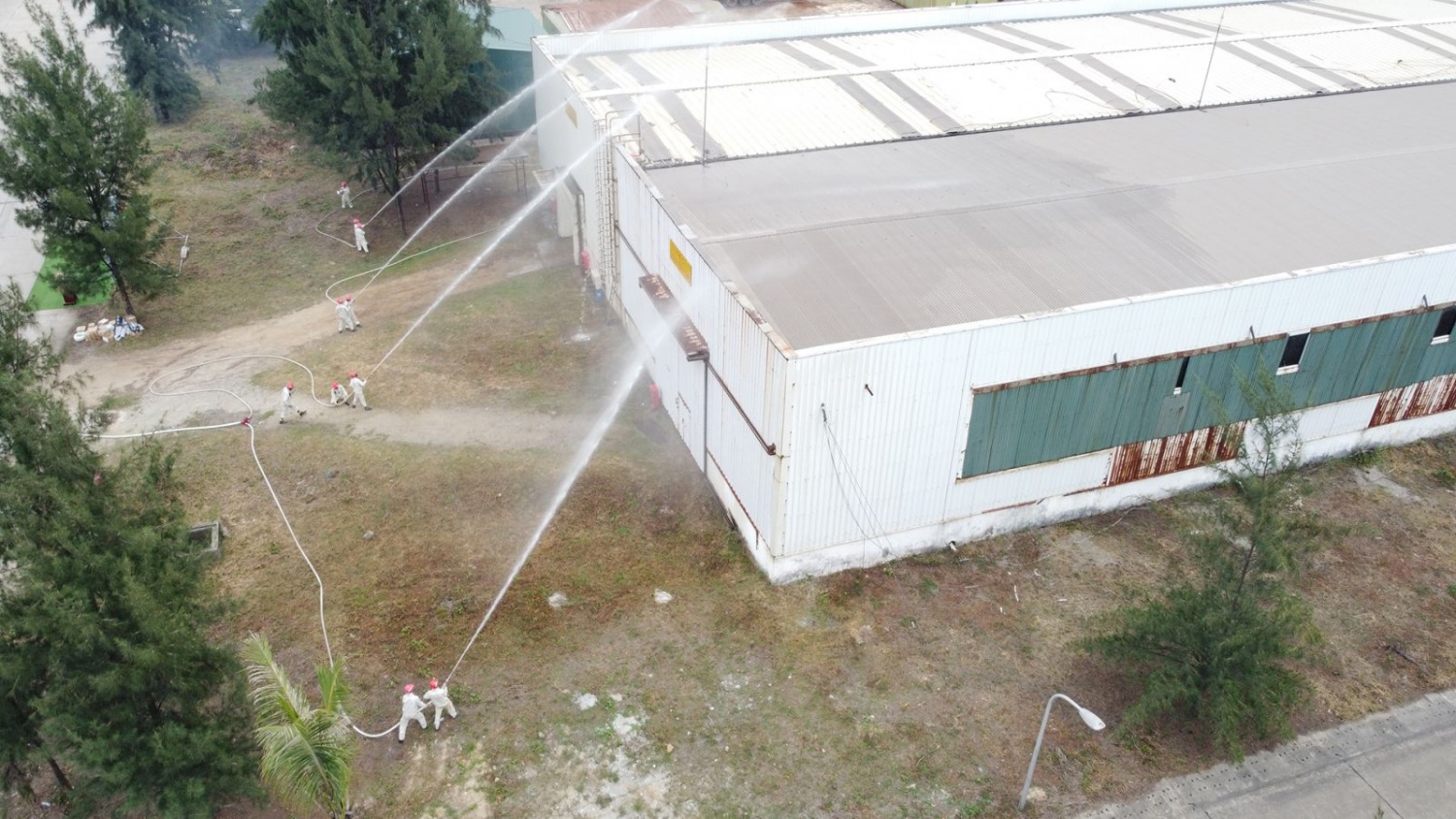 Đội PCCC cơ sở DQS tiếp cận đám cháy và sử dụng nước để dập tắt đám cháy.