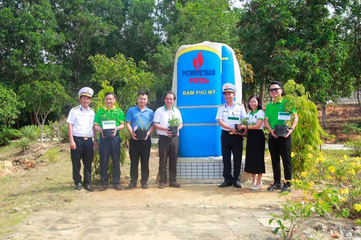 Lữ Đoàn 162 gửi tặng PVFCCo một bộ sưu tập cây thuốc nam để trồng trong khuôn viên nhà máy Đạm Phú Mỹ