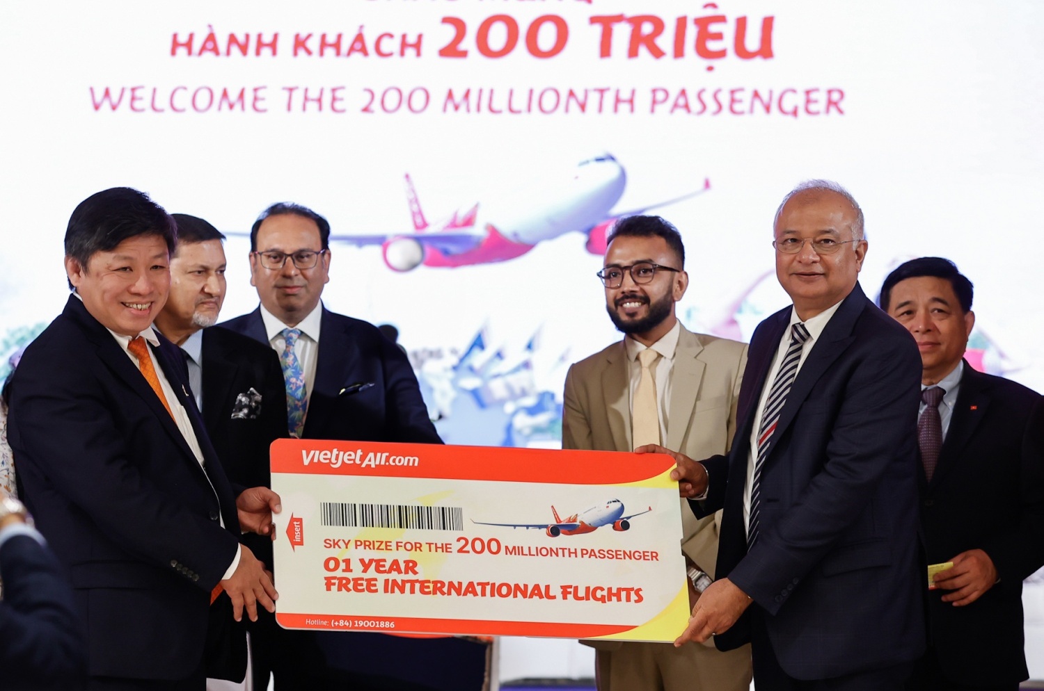 Vietjet chào đón hành khách thứ 200 triệu, công bố đường bay mới Ahmedabad (Ấn Độ) - Đà Nẵng