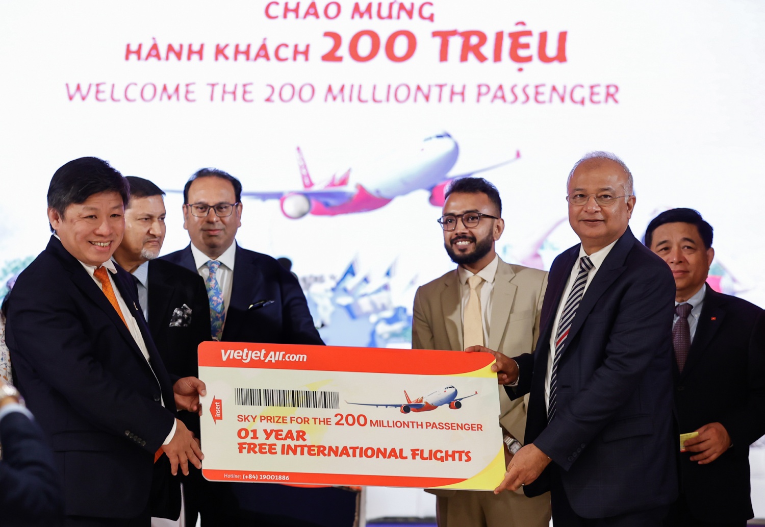 Vietjet chào đón hành khách thứ 200 triệu, công bố đường bay mới Ahmedabad (Ấn Độ) - Đà Nẵng