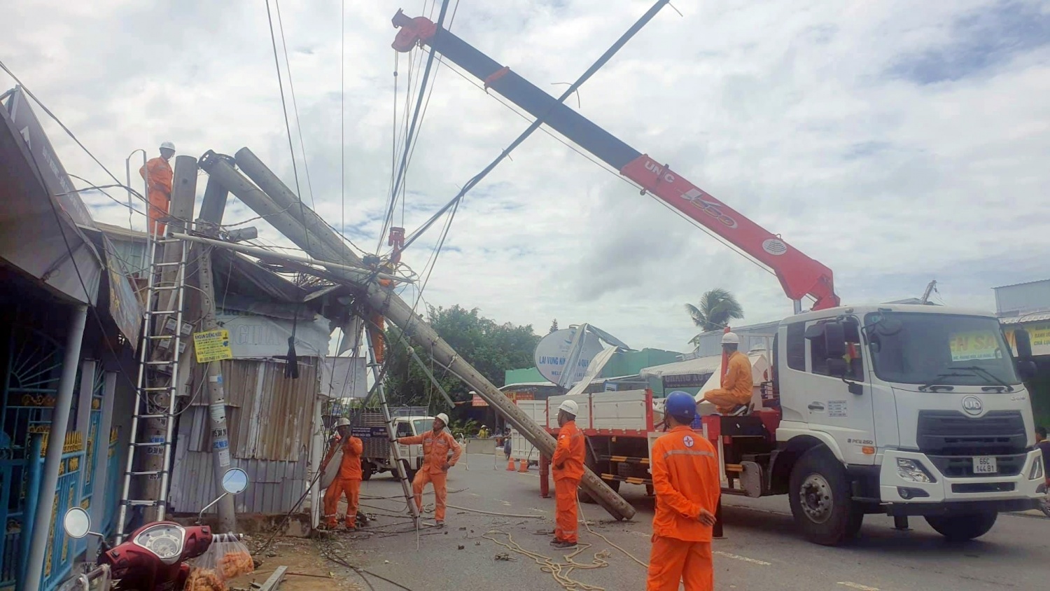 EVNSPC cảnh báo nguy cơ mất an toàn điện mùa mưa bão